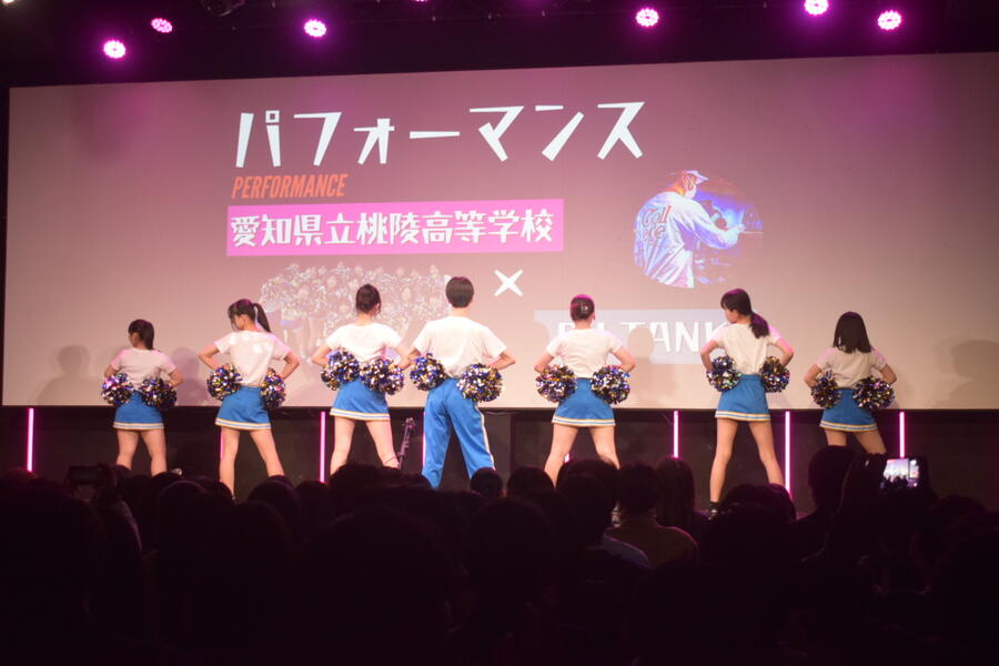 ステージ上のダンスパフォーマンス